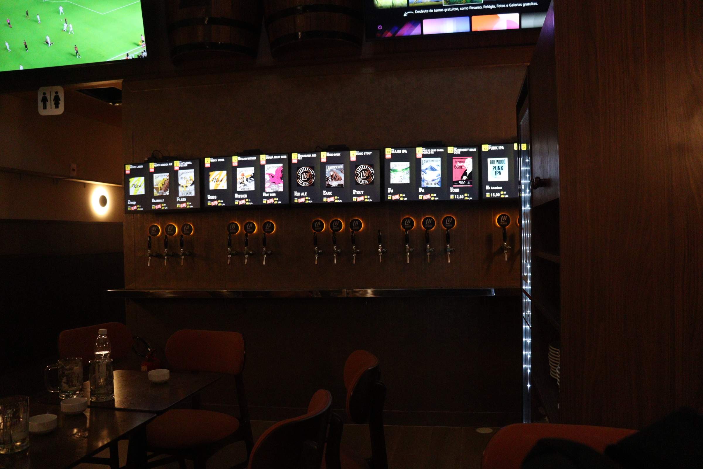 Bar da LW Bierhaus com torneiras de chopp